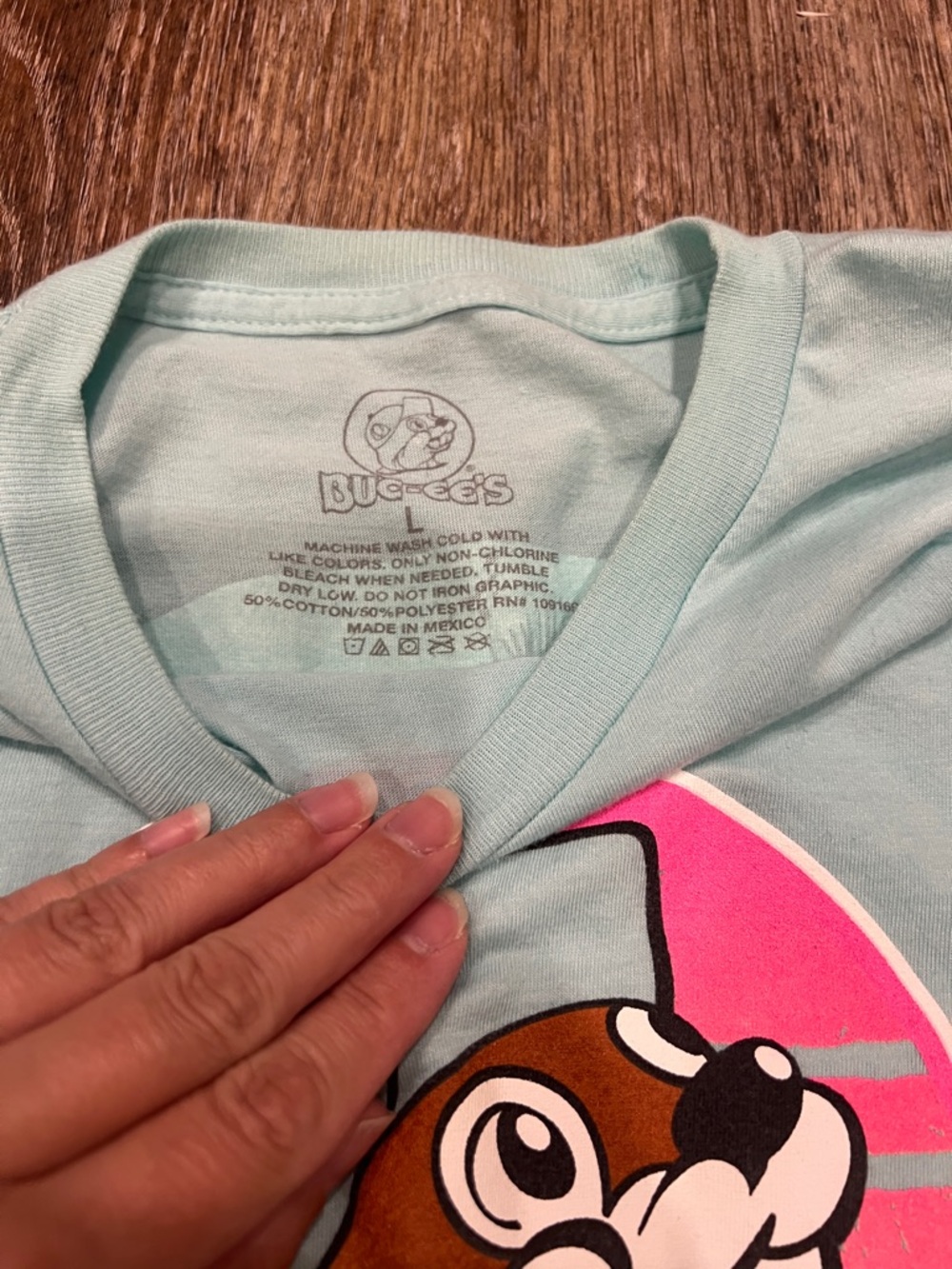 Retro Buc-ee women’s shirt - Picture 2 of 3
